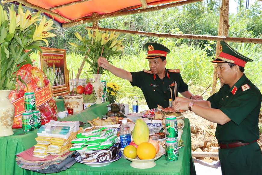 Lãnh đạo Bộ tư lệnh Quân khu 4 dâng hương tưởng nhớ 13 liệt sĩ Rào Trăng 3